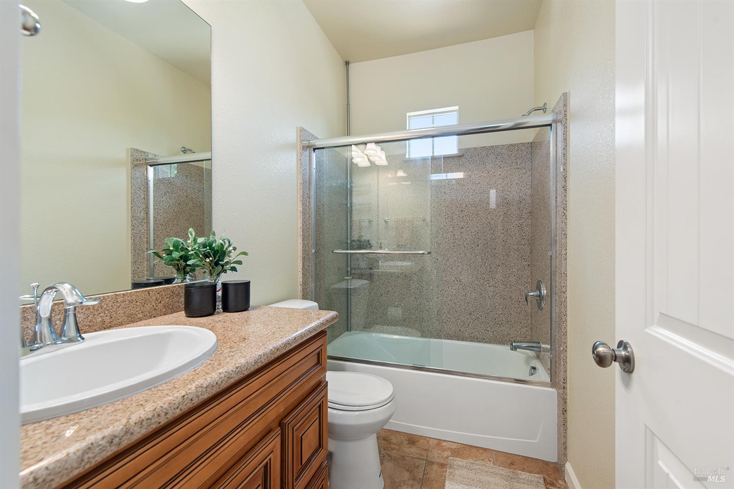 180 Healdsburg Ave #B