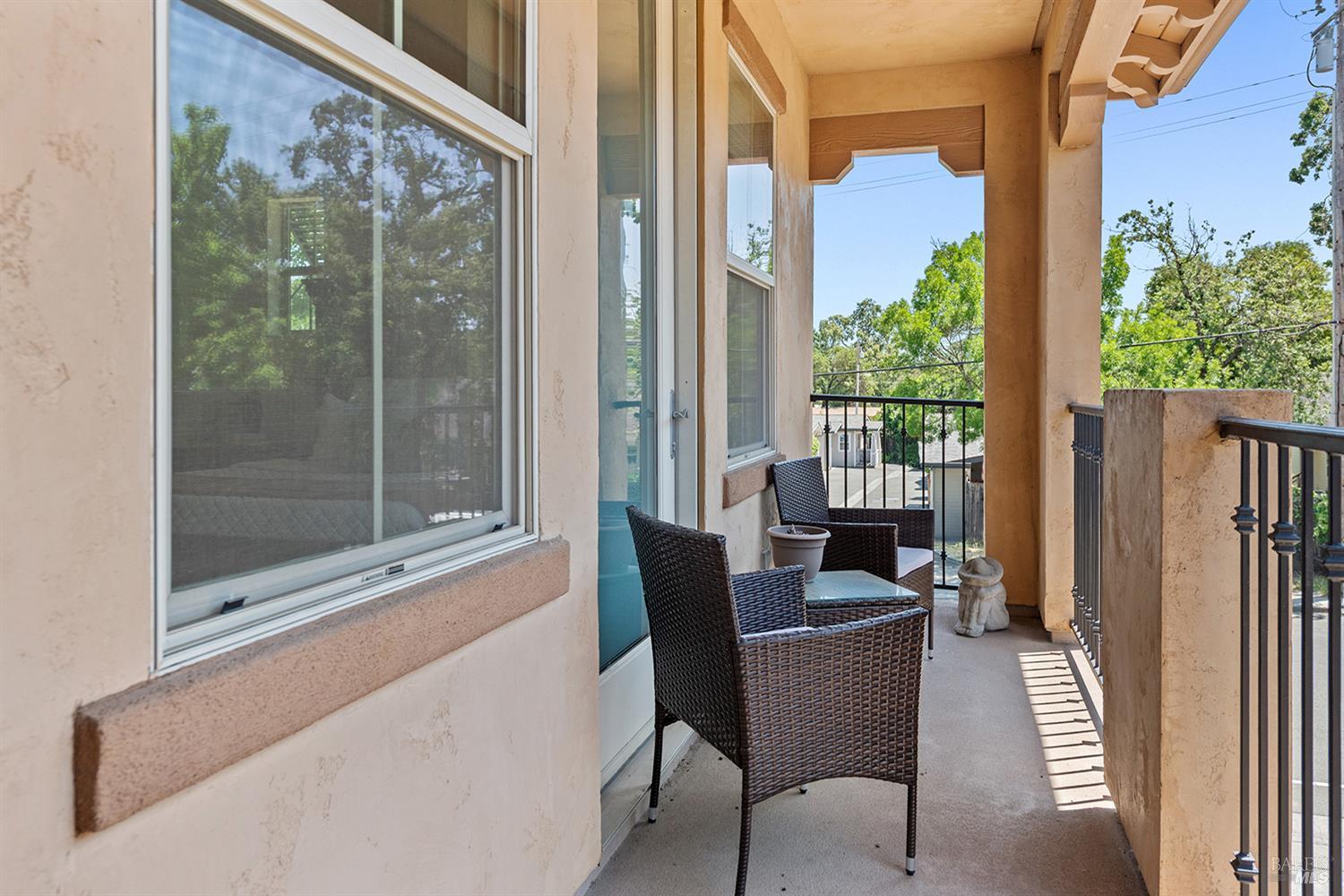180 Healdsburg Ave #B