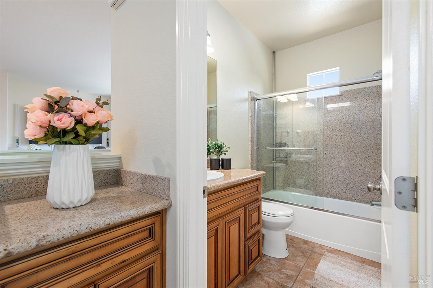 180 Healdsburg Ave #B