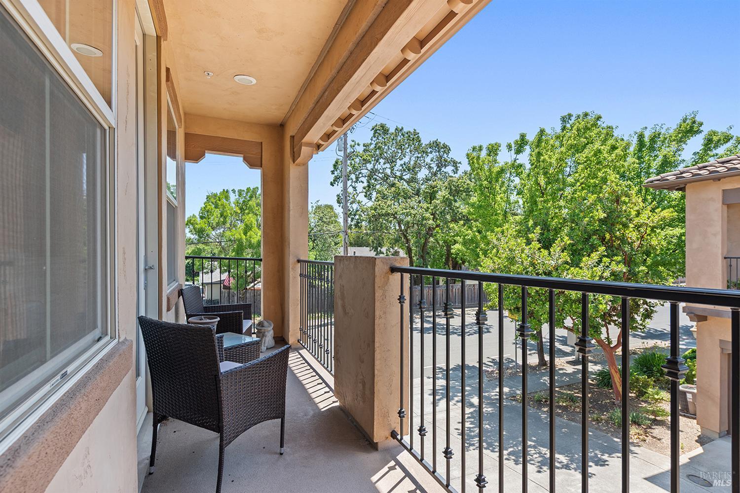 180 Healdsburg Ave #B