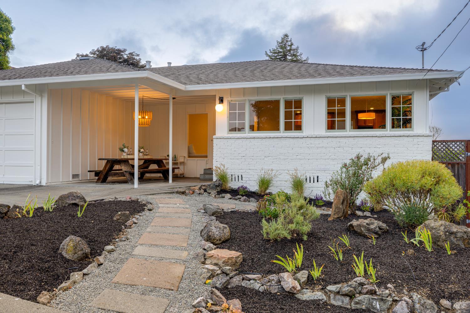 824 Middlefield Dr