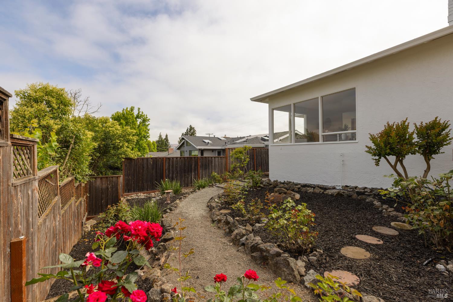 824 Middlefield Dr