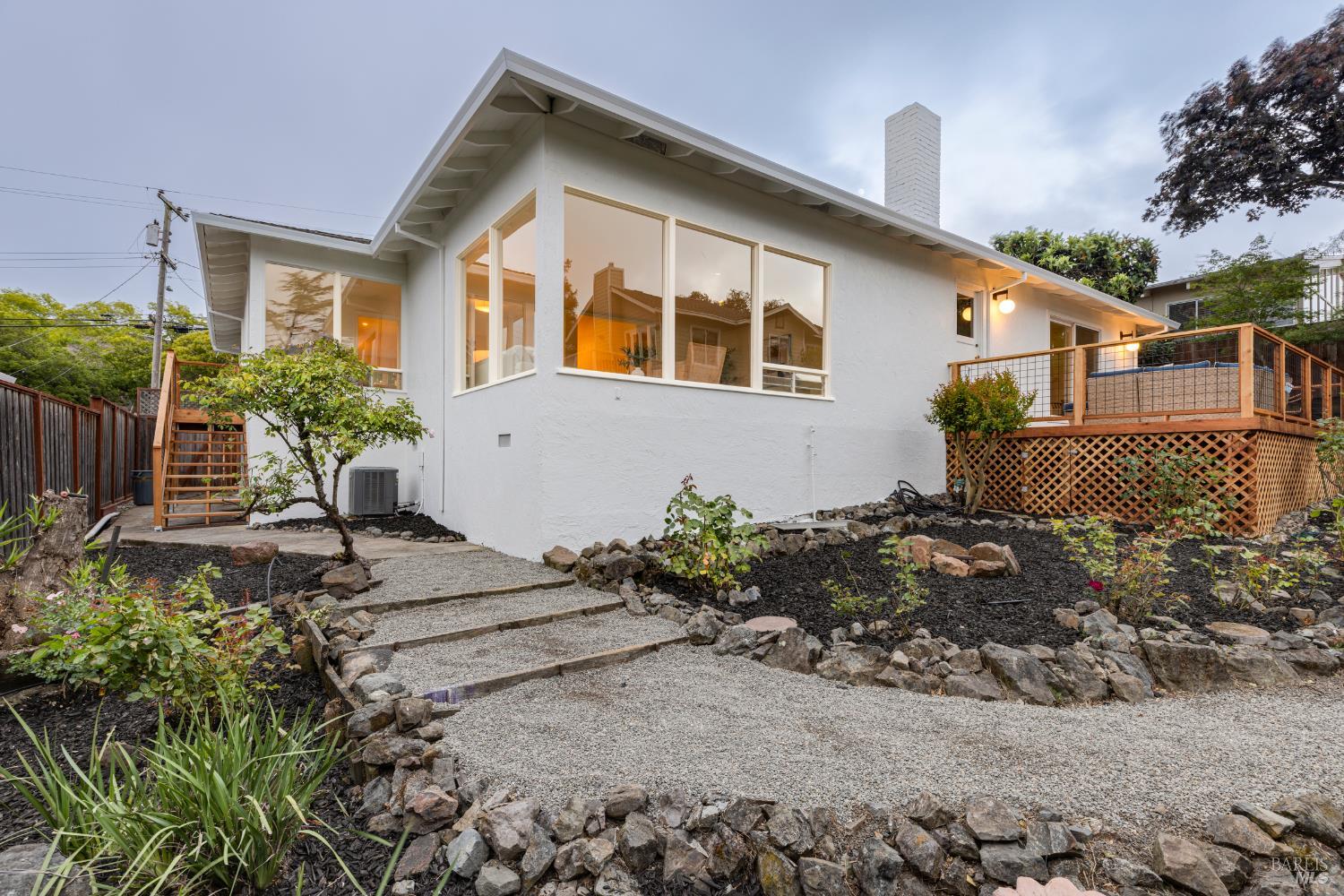 824 Middlefield Dr