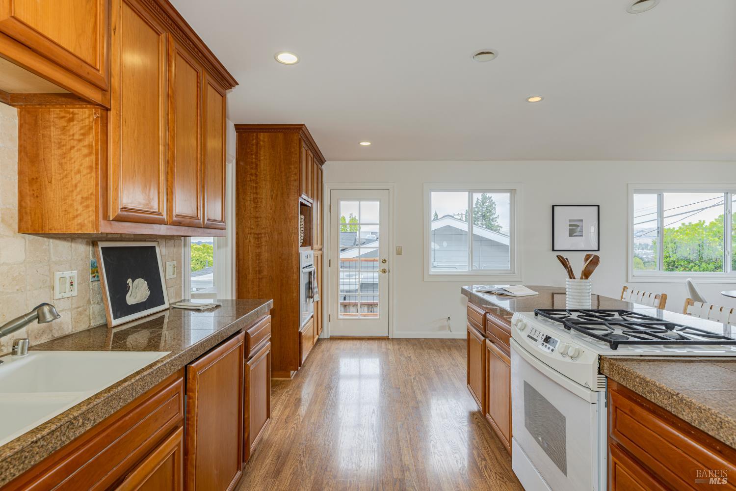 824 Middlefield Dr