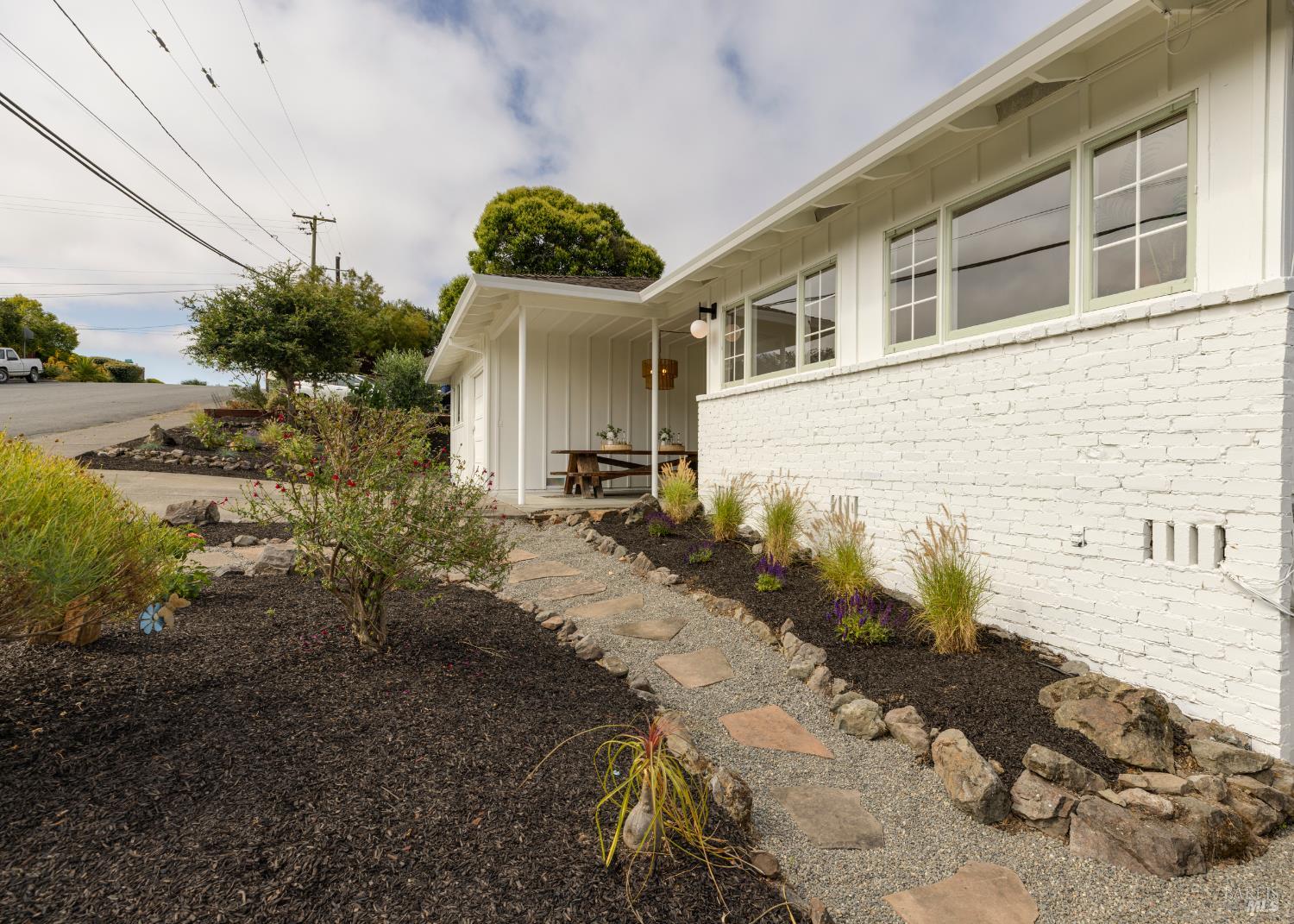 824 Middlefield Dr
