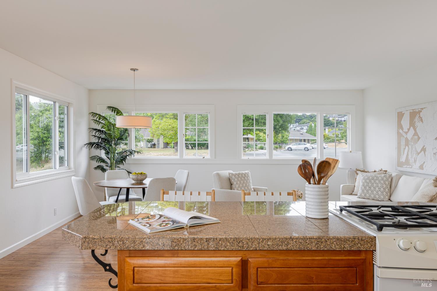 824 Middlefield Dr