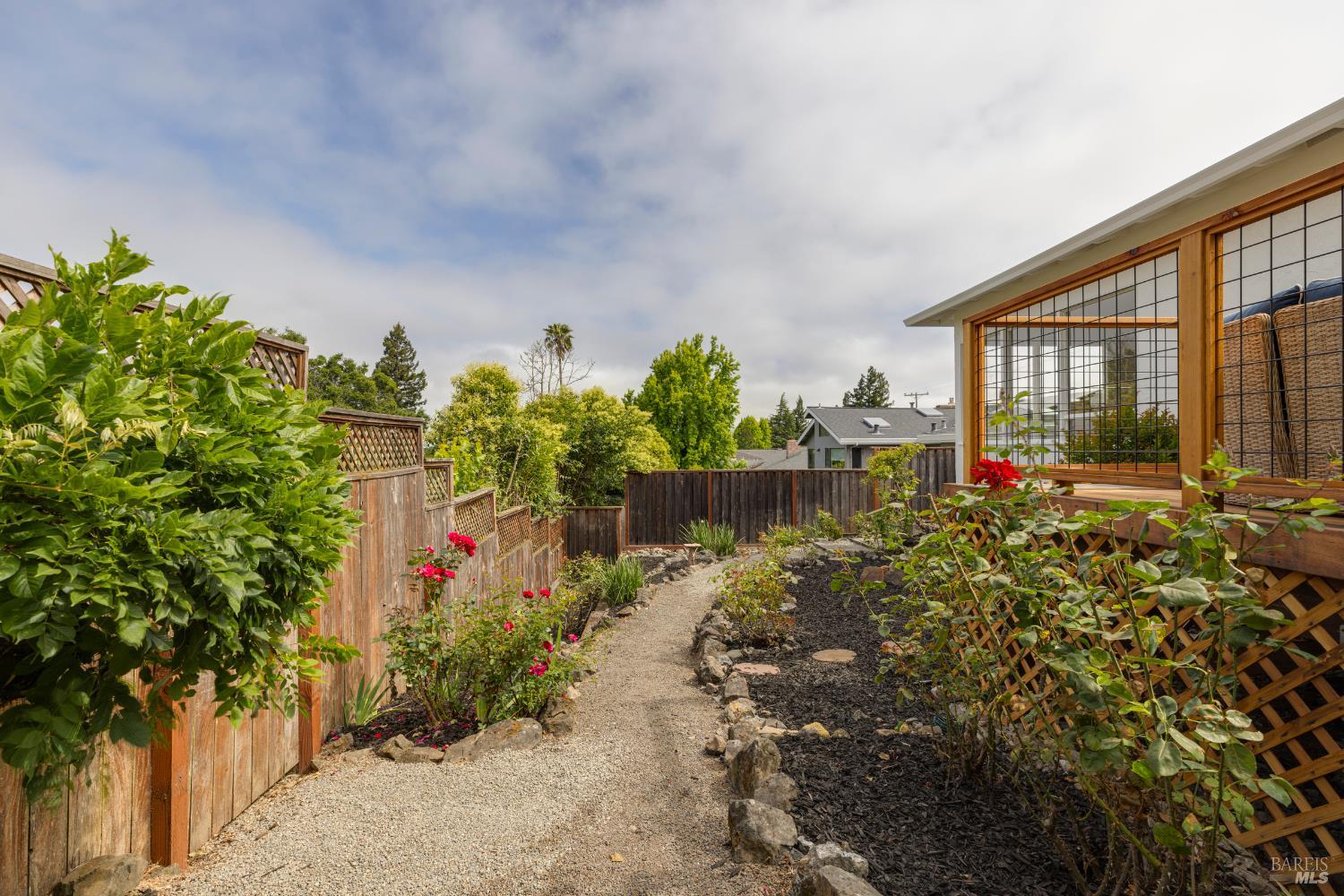 824 Middlefield Dr