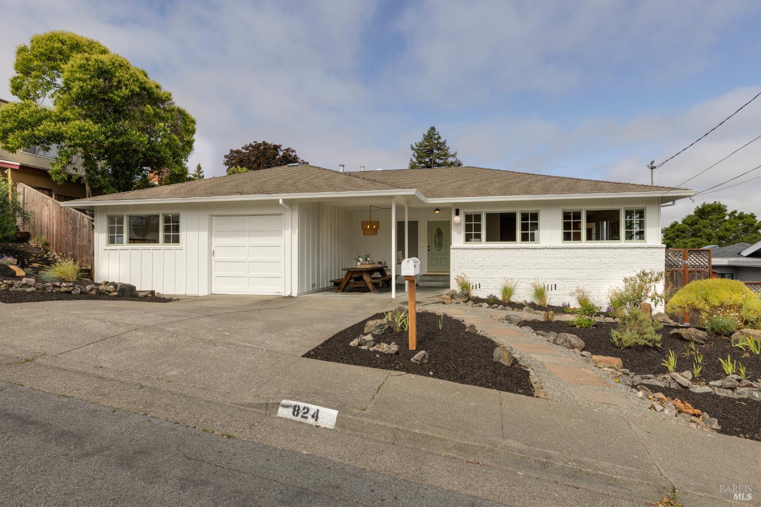 824 Middlefield Dr