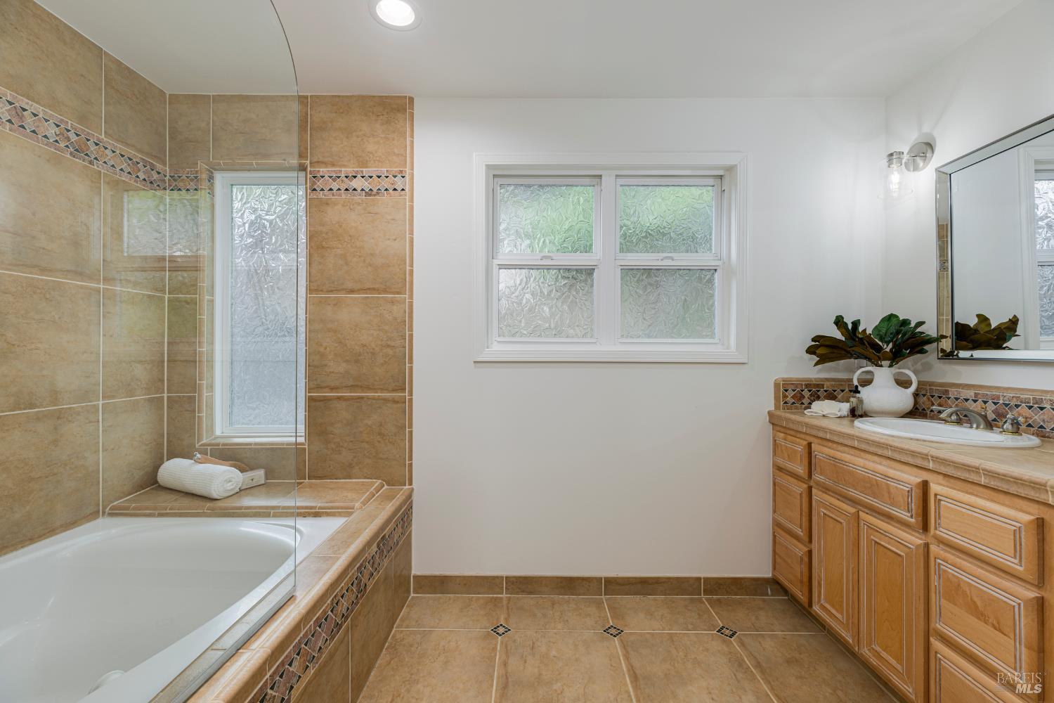 824 Middlefield Dr