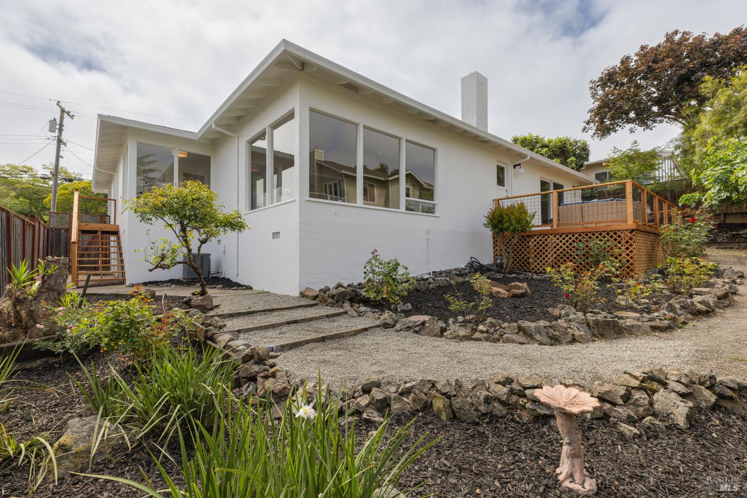 824 Middlefield Dr