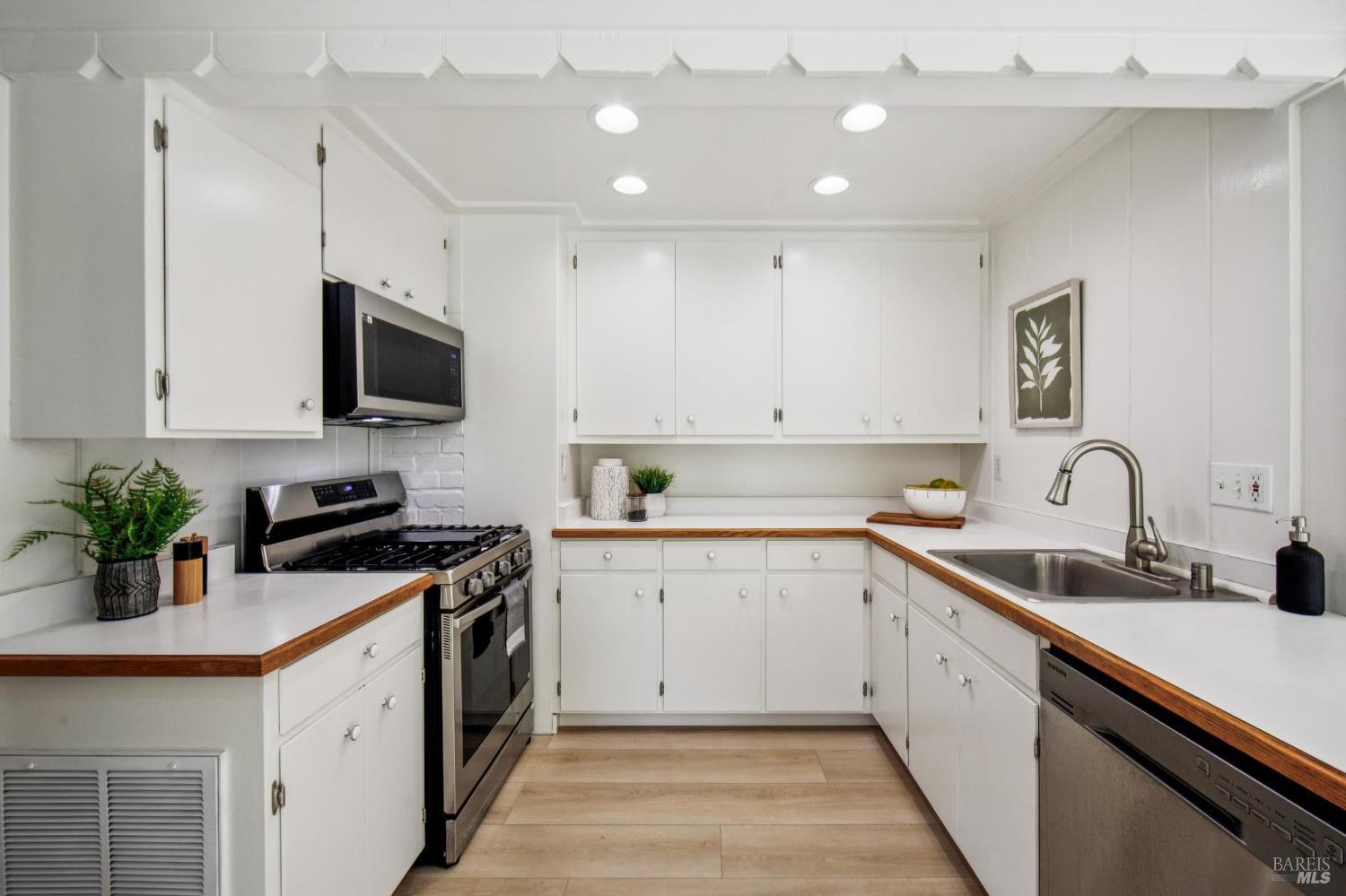 1240 Adobe Canyon Rd