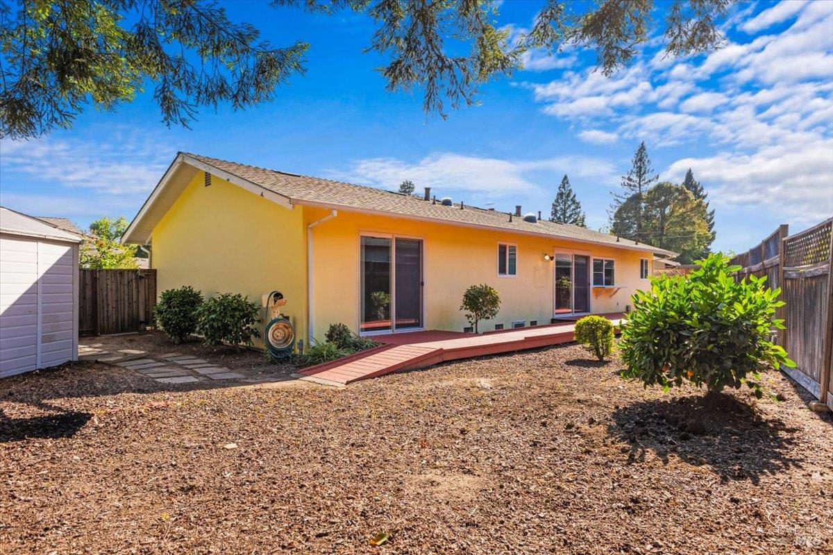 1435 Oak Cir
