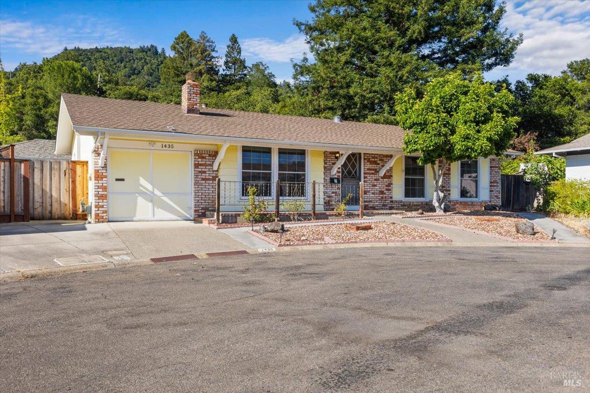 1435 Oak Cir