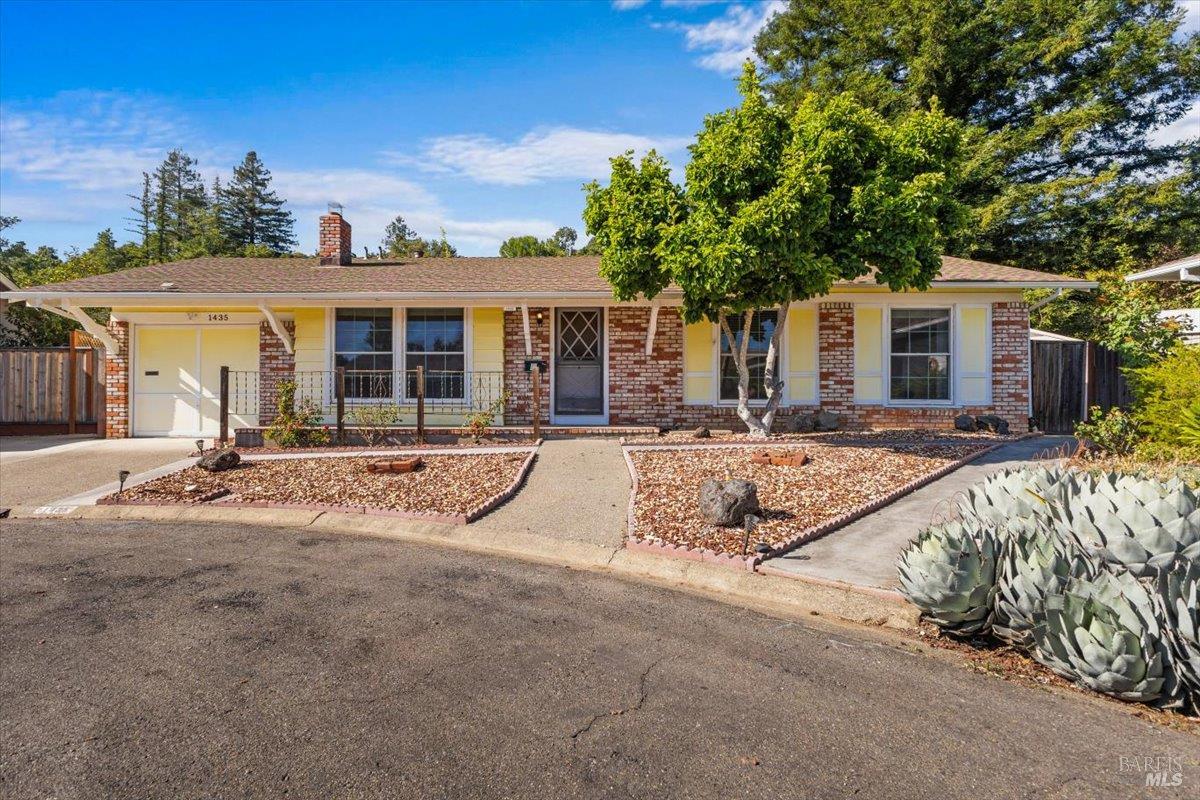 1435 Oak Cir