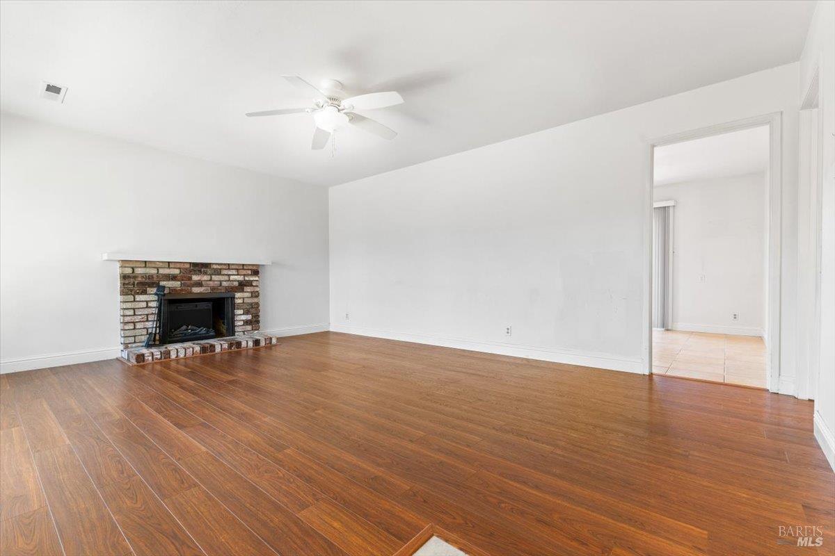1435 Oak Cir