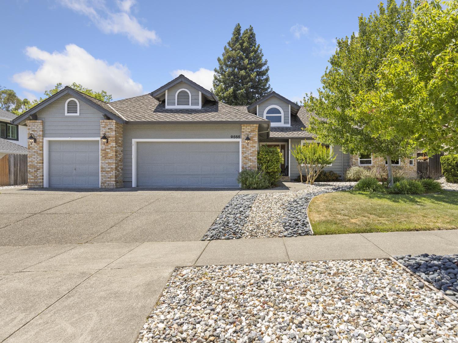 9555 Vancouver Ln