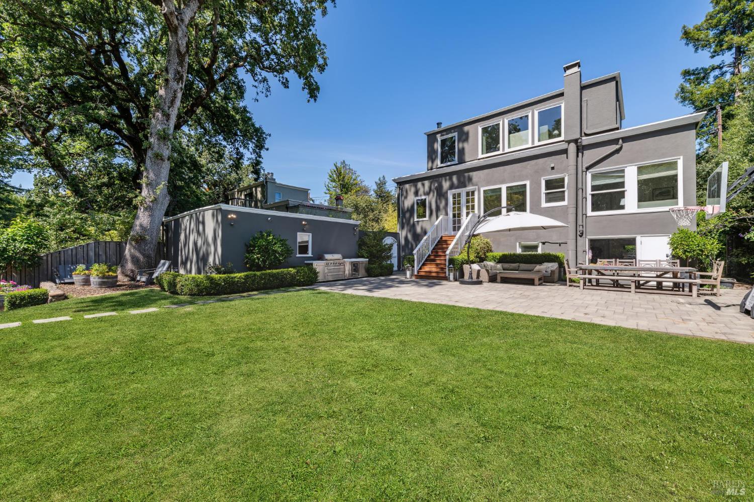 57 Sir Francis Drake Blvd