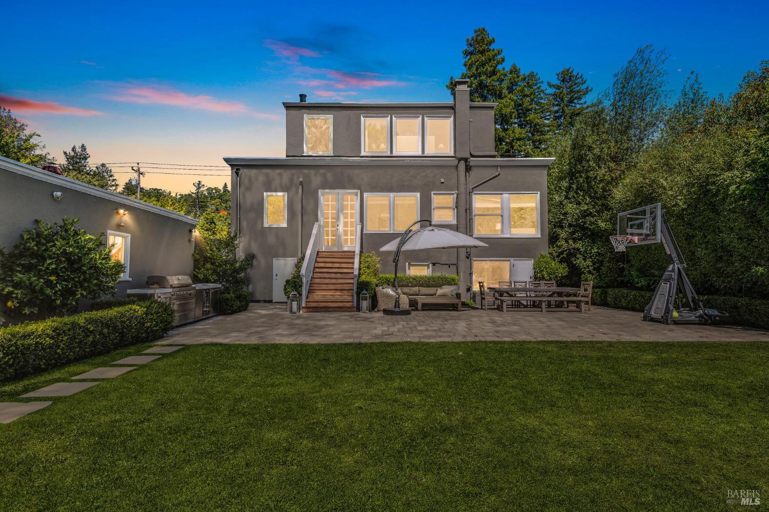 57 Sir Francis Drake Blvd