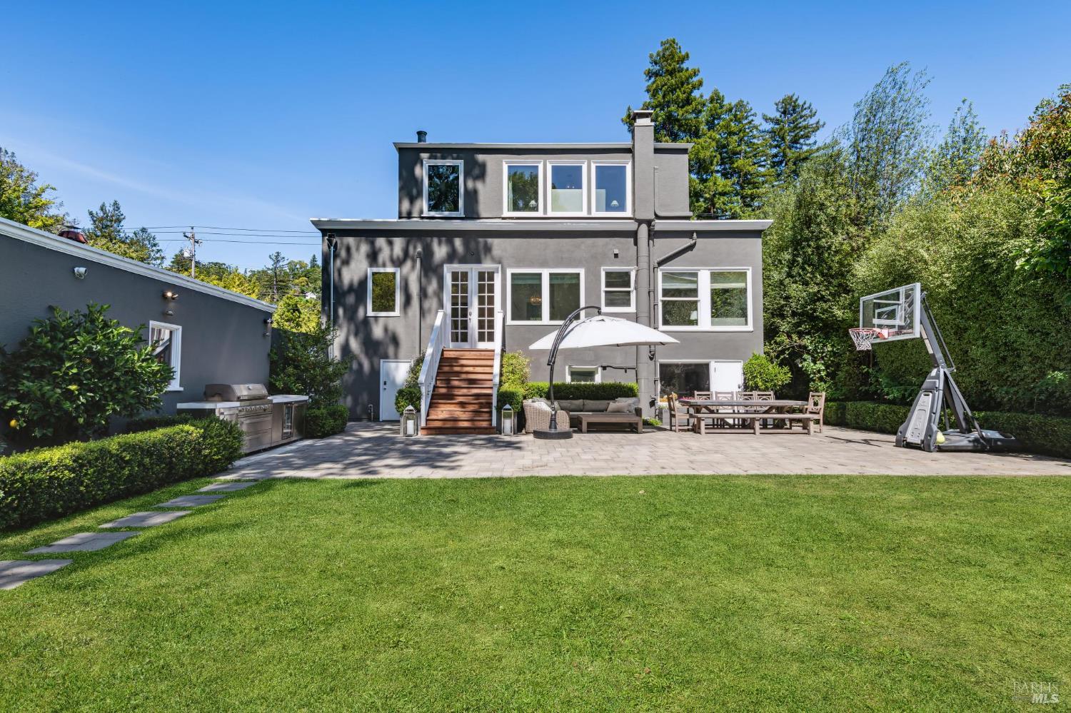 57 Sir Francis Drake Blvd