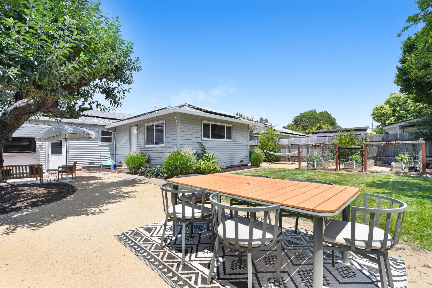 3136 Claremont Dr