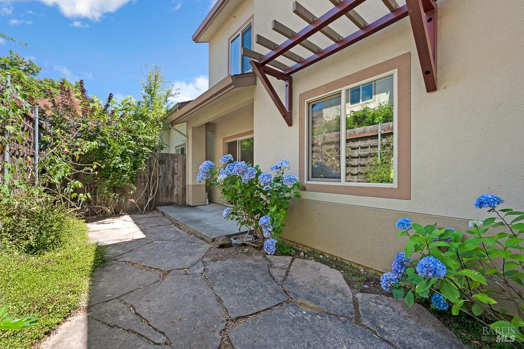 439 Sequoia Ln