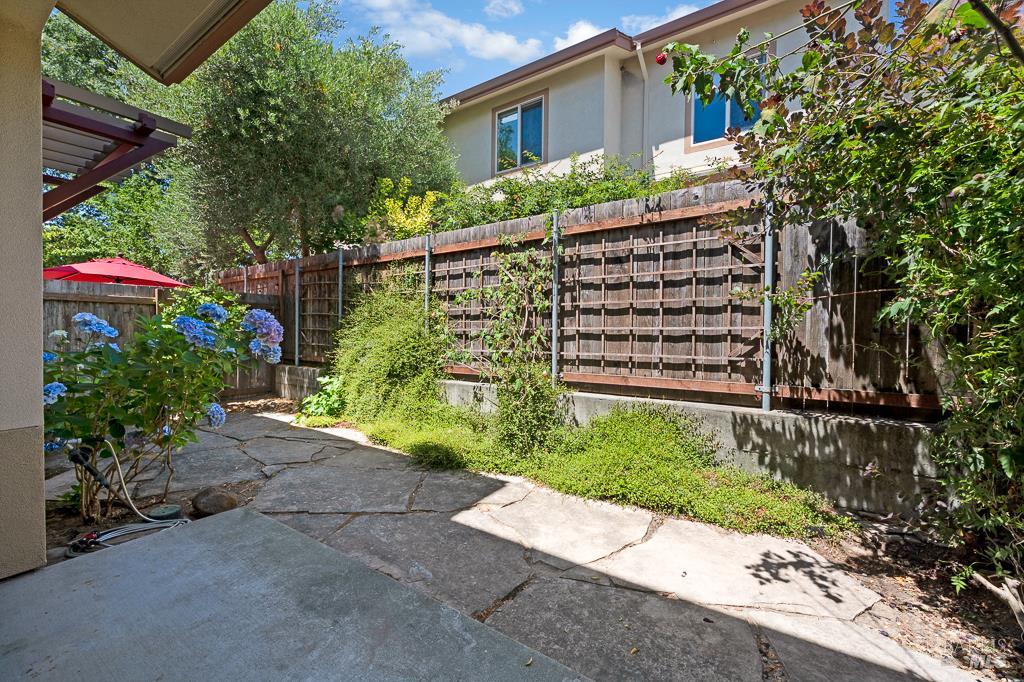 439 Sequoia Ln