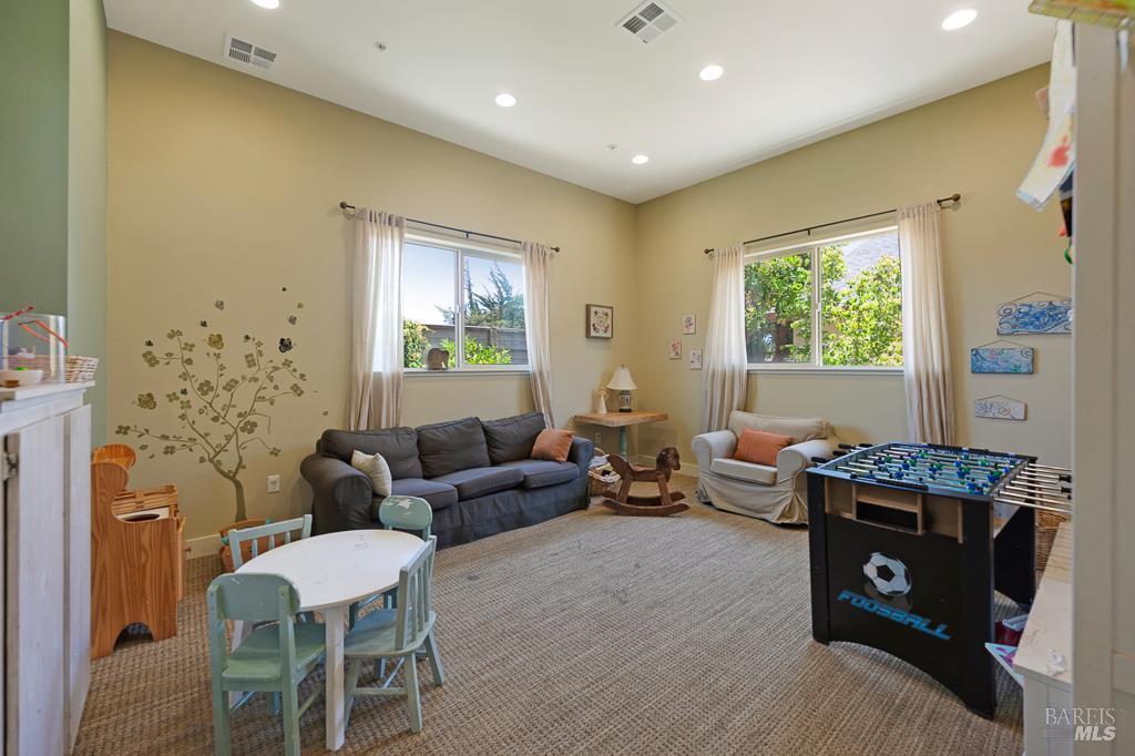 439 Sequoia Ln