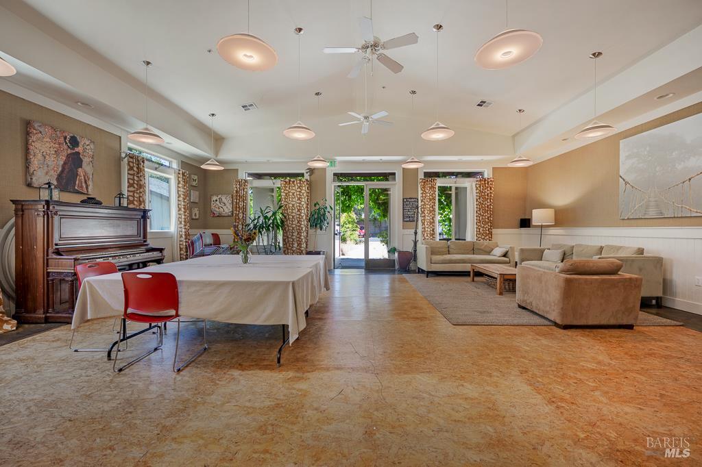 439 Sequoia Ln