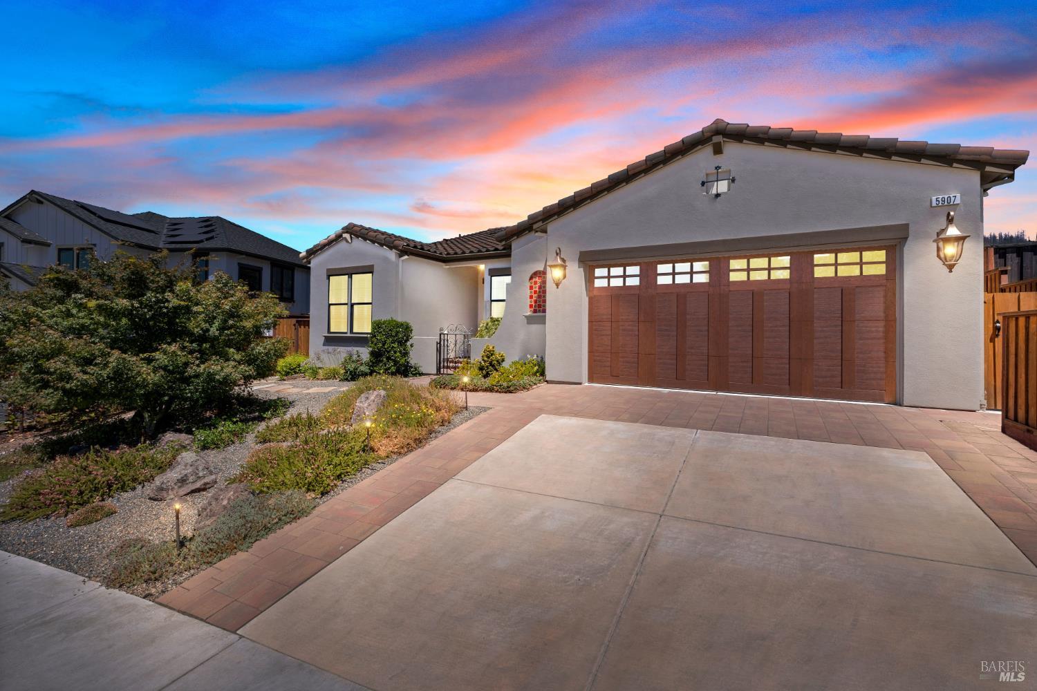 5907 Mountain Hawk Dr