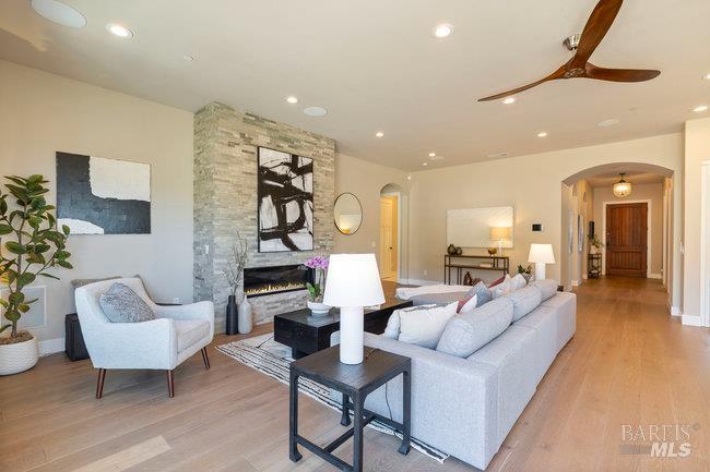 5907 Mountain Hawk Dr