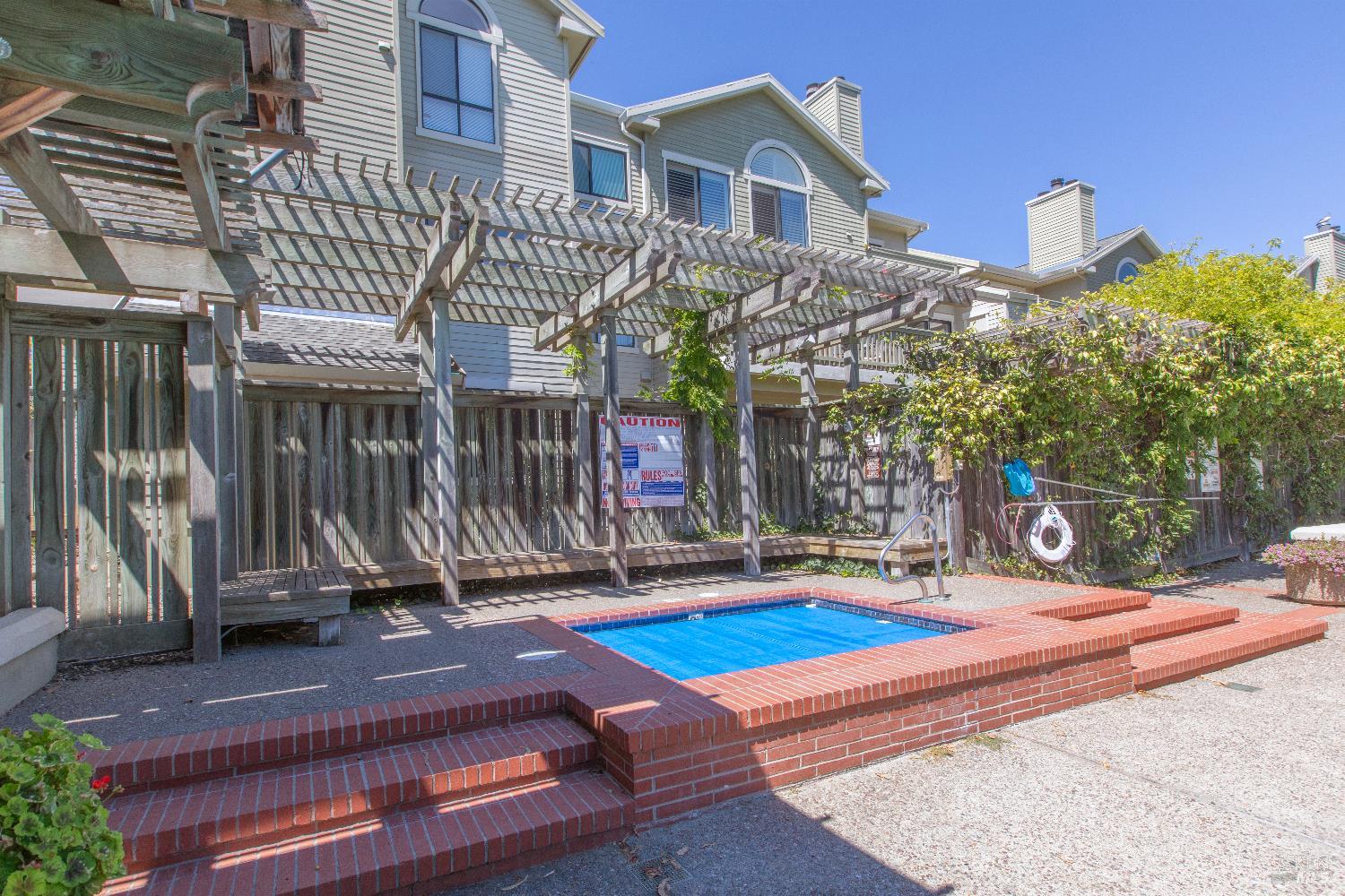 4 Eucalyptus Knoll St