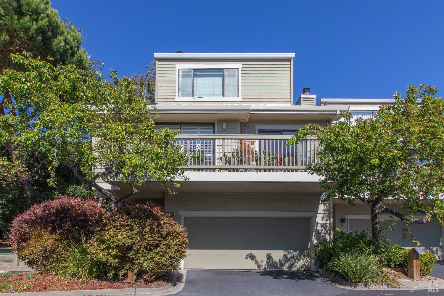 4 Eucalyptus Knoll St