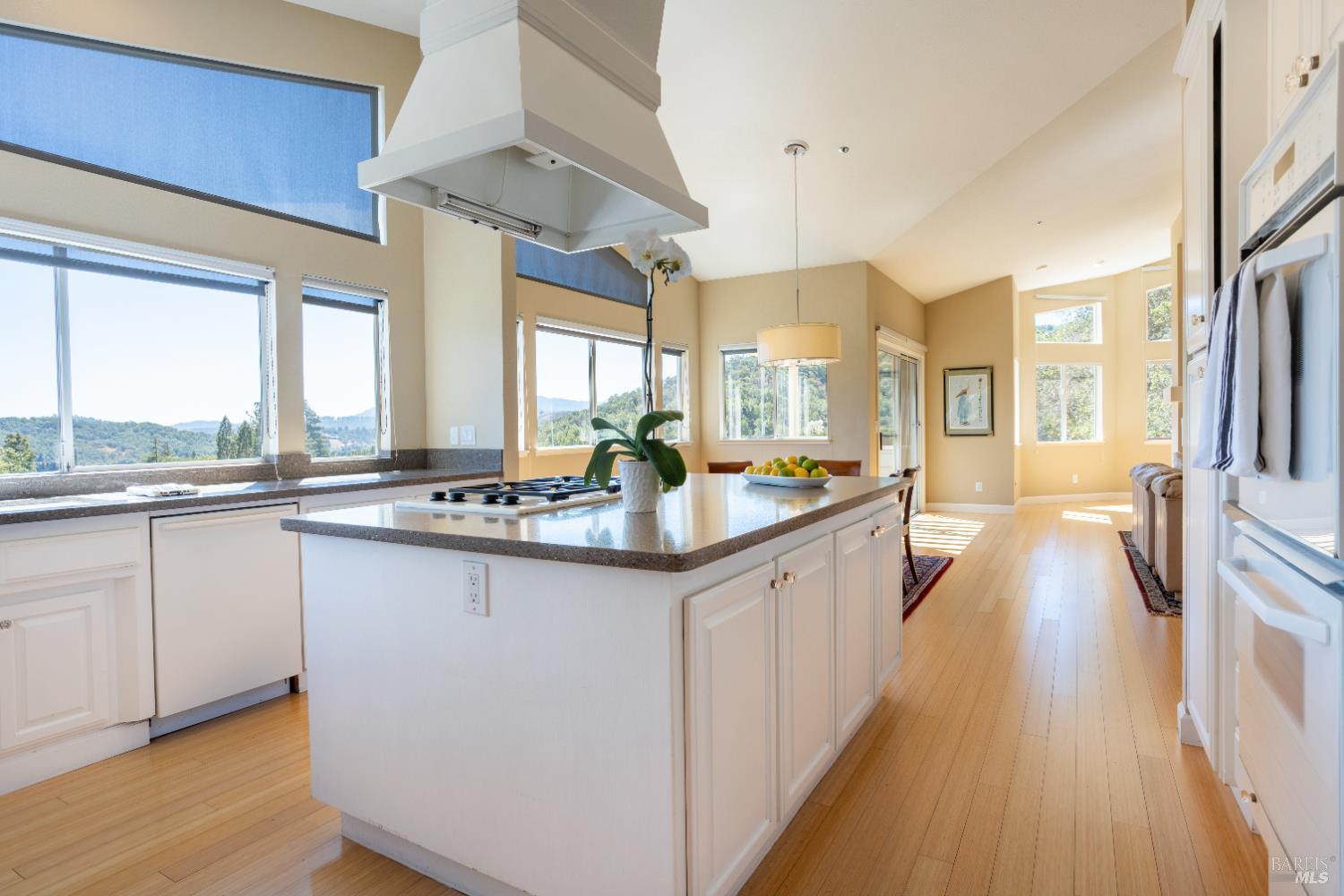 2901 Las Gallinas Ave