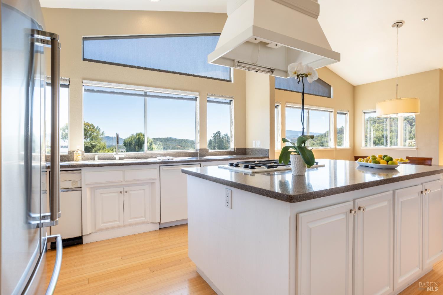 2901 Las Gallinas Ave