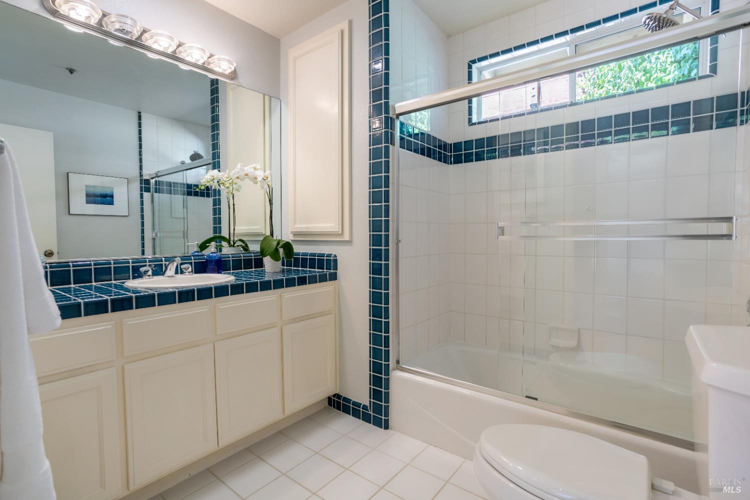 2901 Las Gallinas Ave