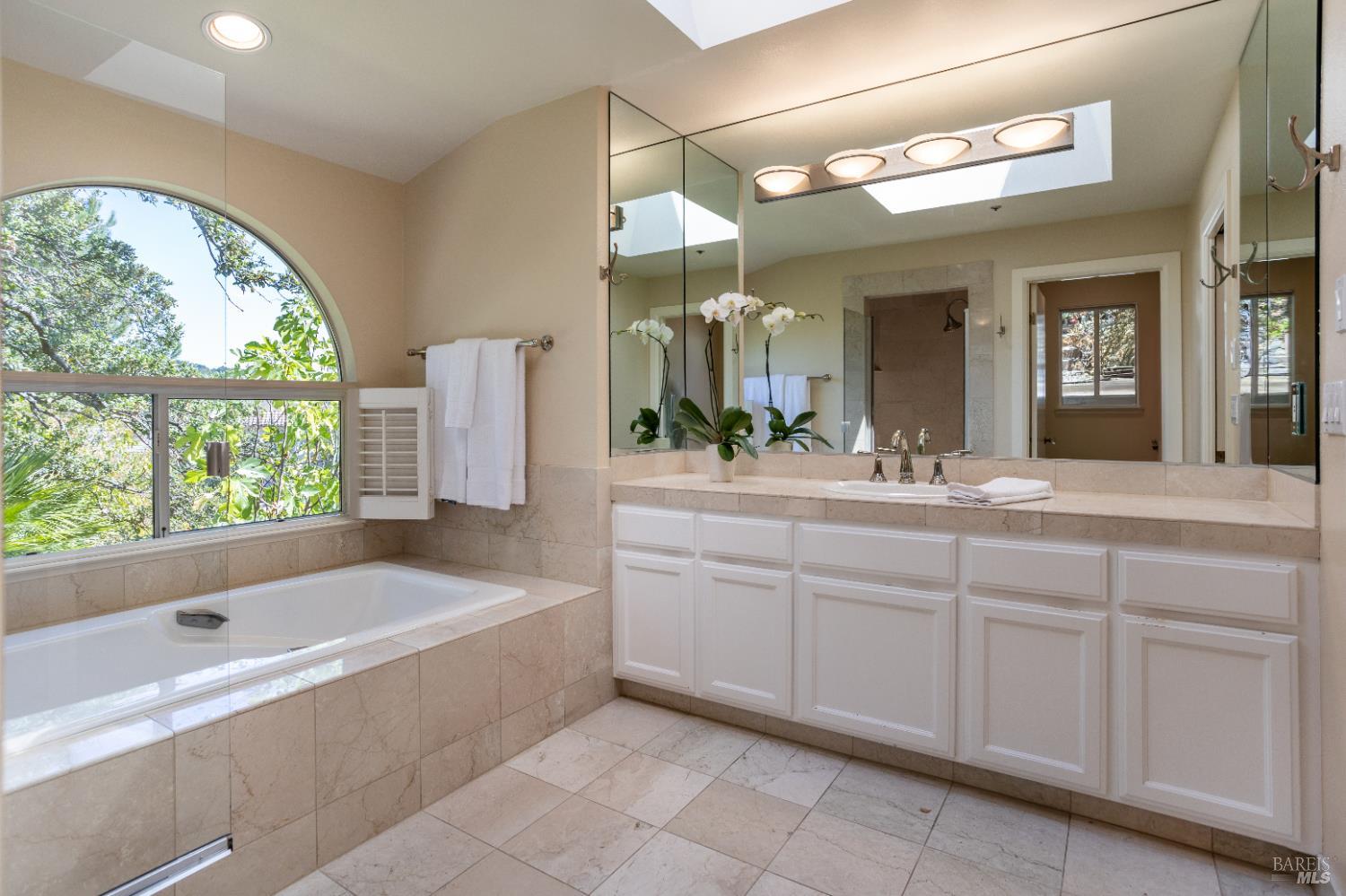 2901 Las Gallinas Ave