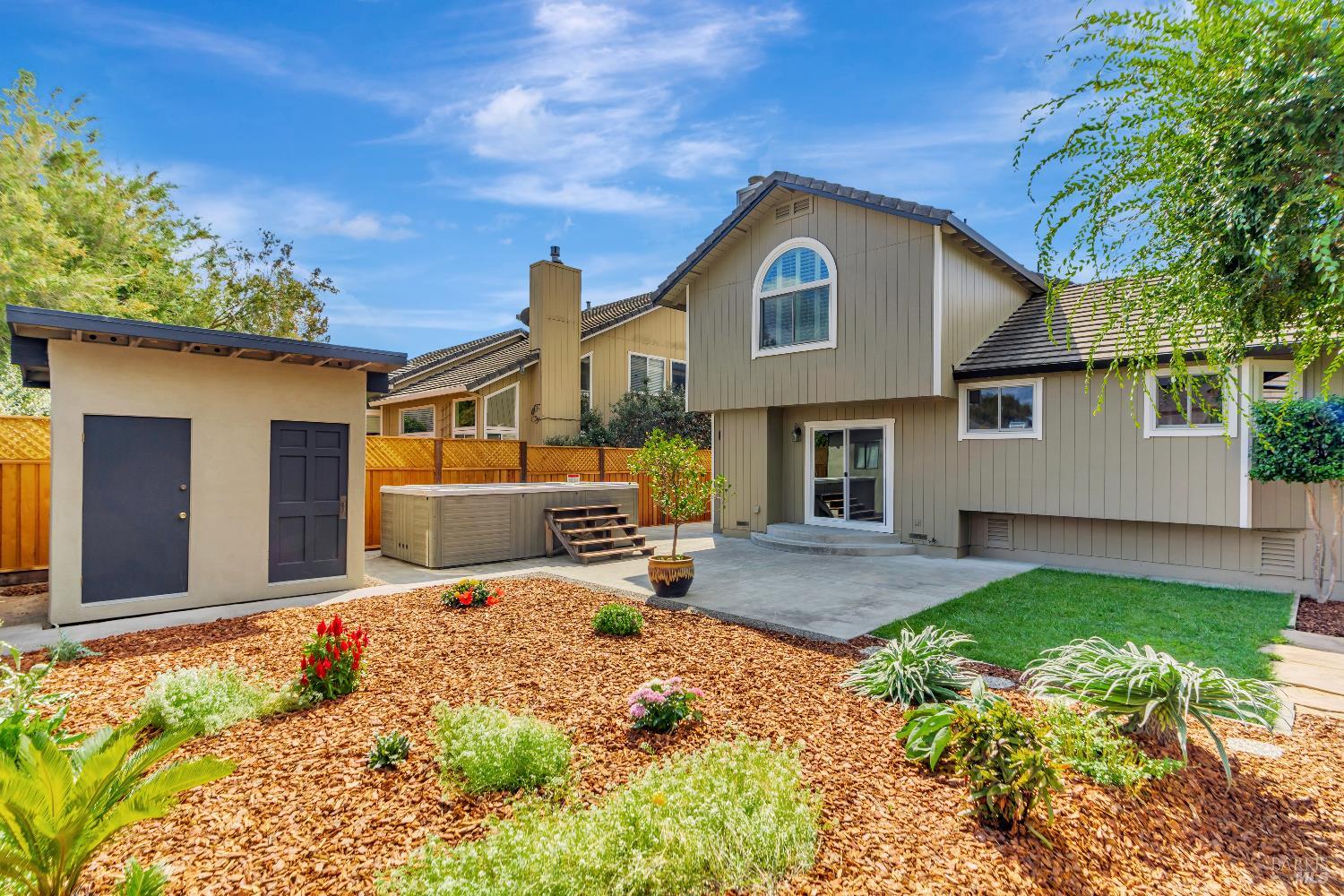 9525 Camelot Dr