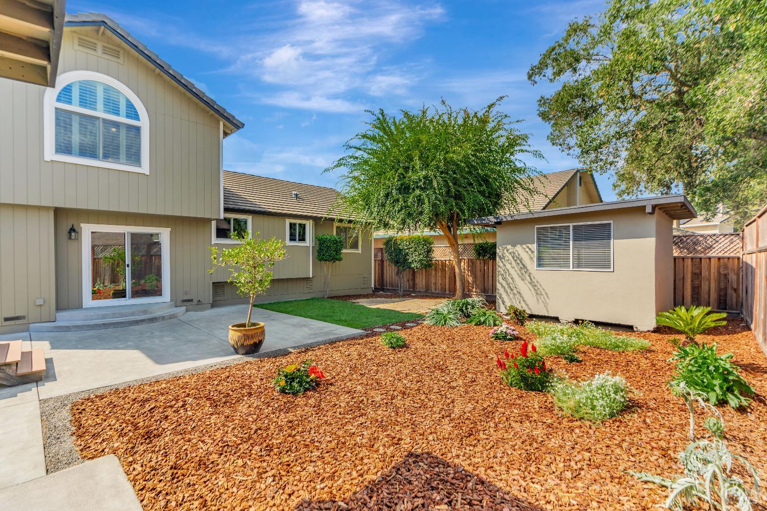 9525 Camelot Dr