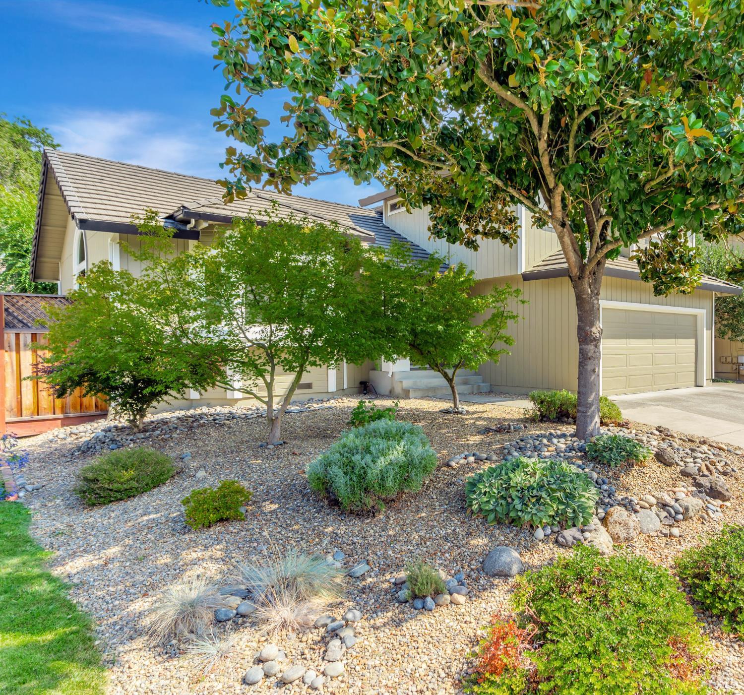 9525 Camelot Dr