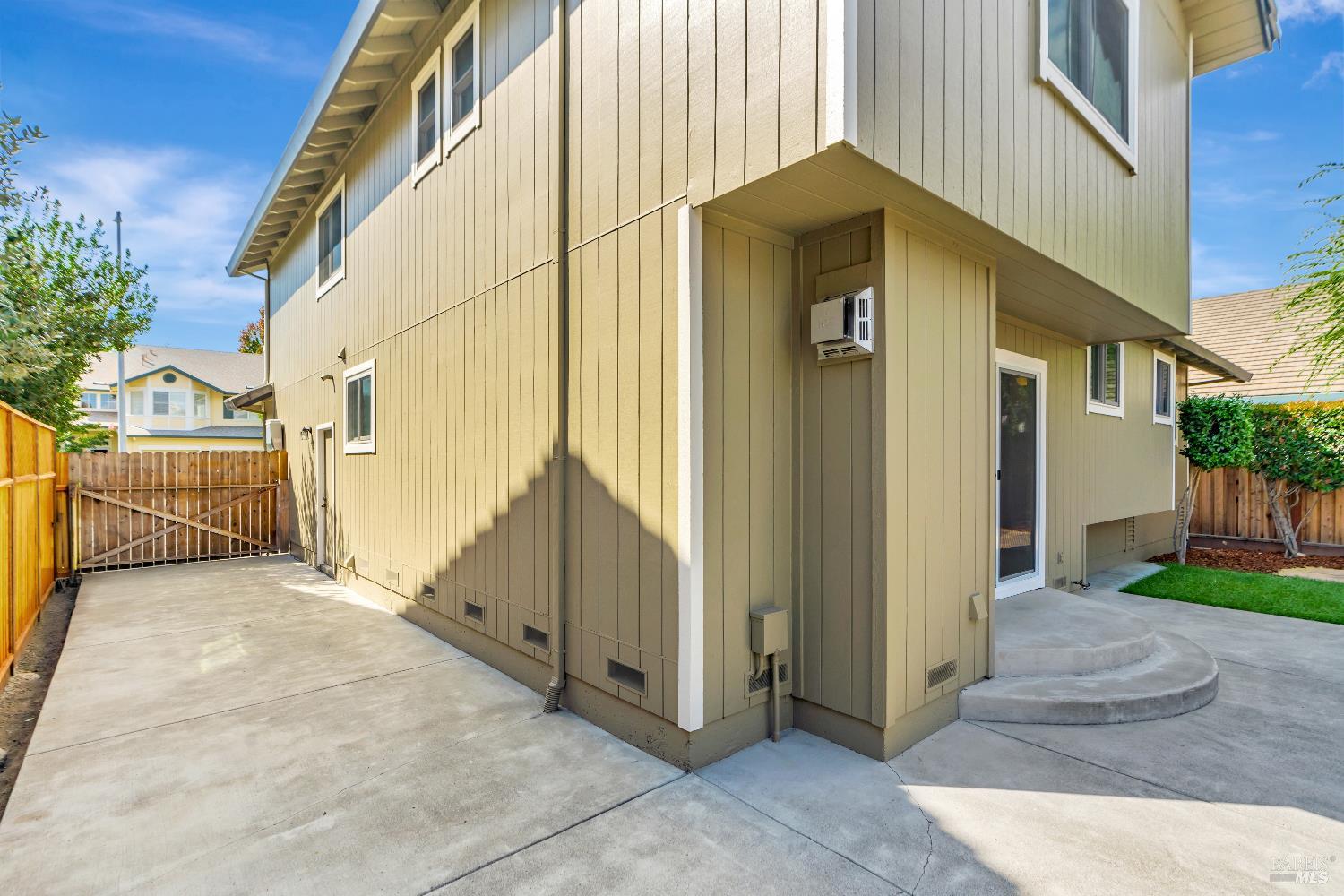 9525 Camelot Dr