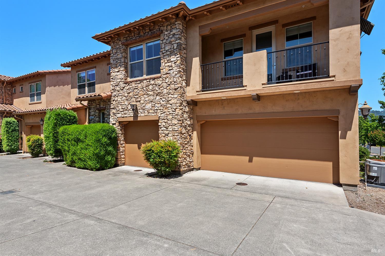 180 Healdsburg Ave #B