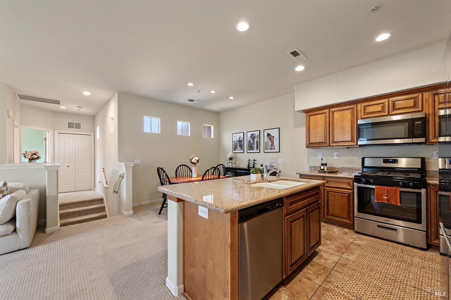 180 Healdsburg Ave #B