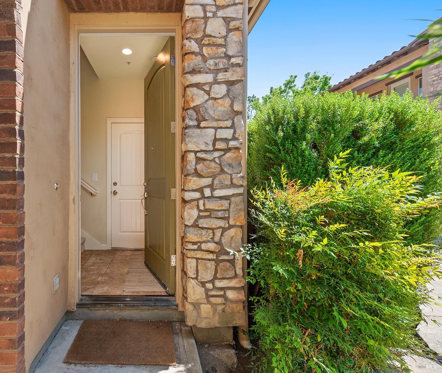 180 Healdsburg Ave #B