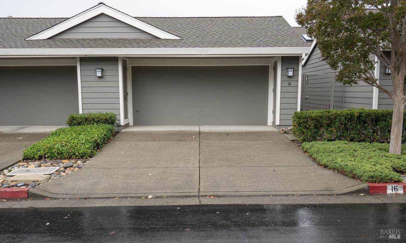 16 Drakes View Circle