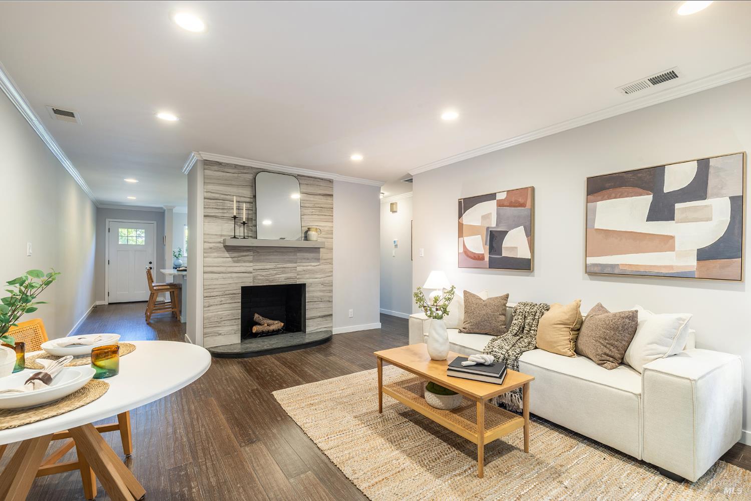 121 W Macarthur Street