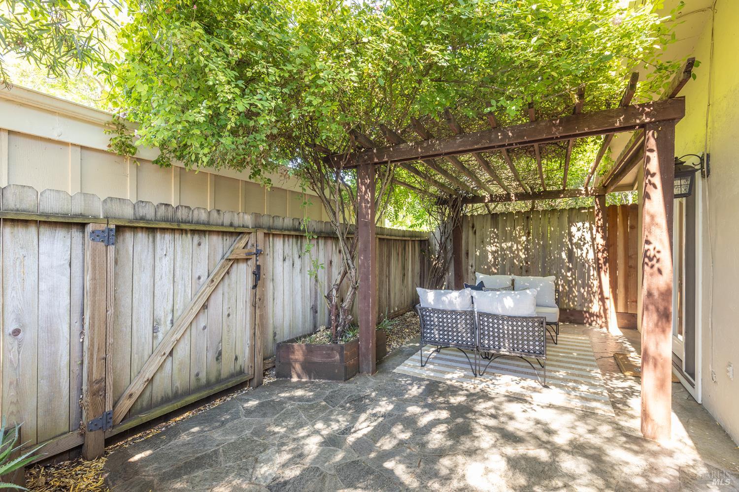 121 W Macarthur Street
