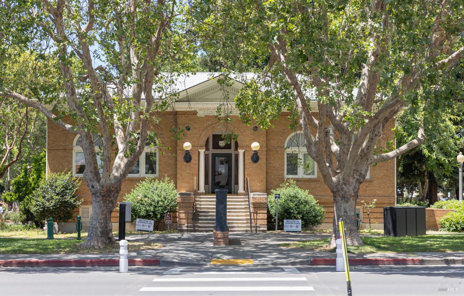 121 W Macarthur Street
