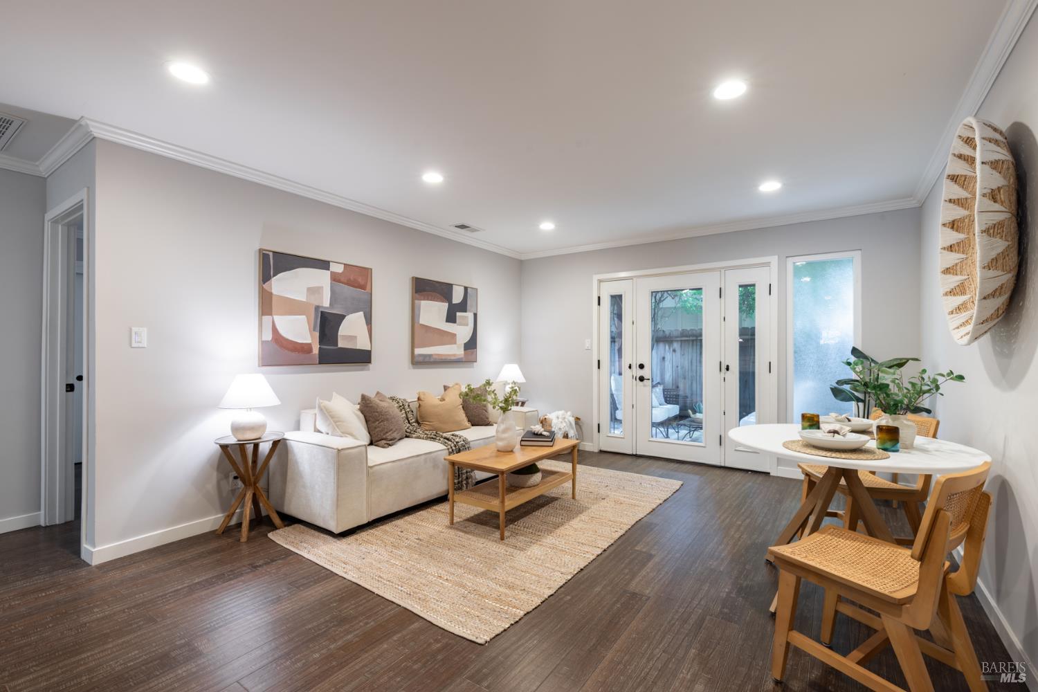 121 W Macarthur Street