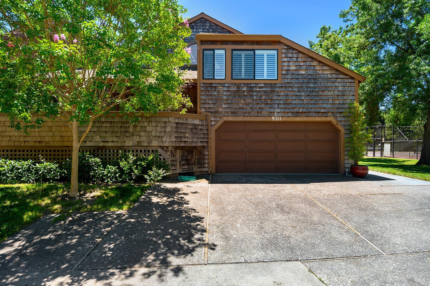 9211 Lakewood Drive
