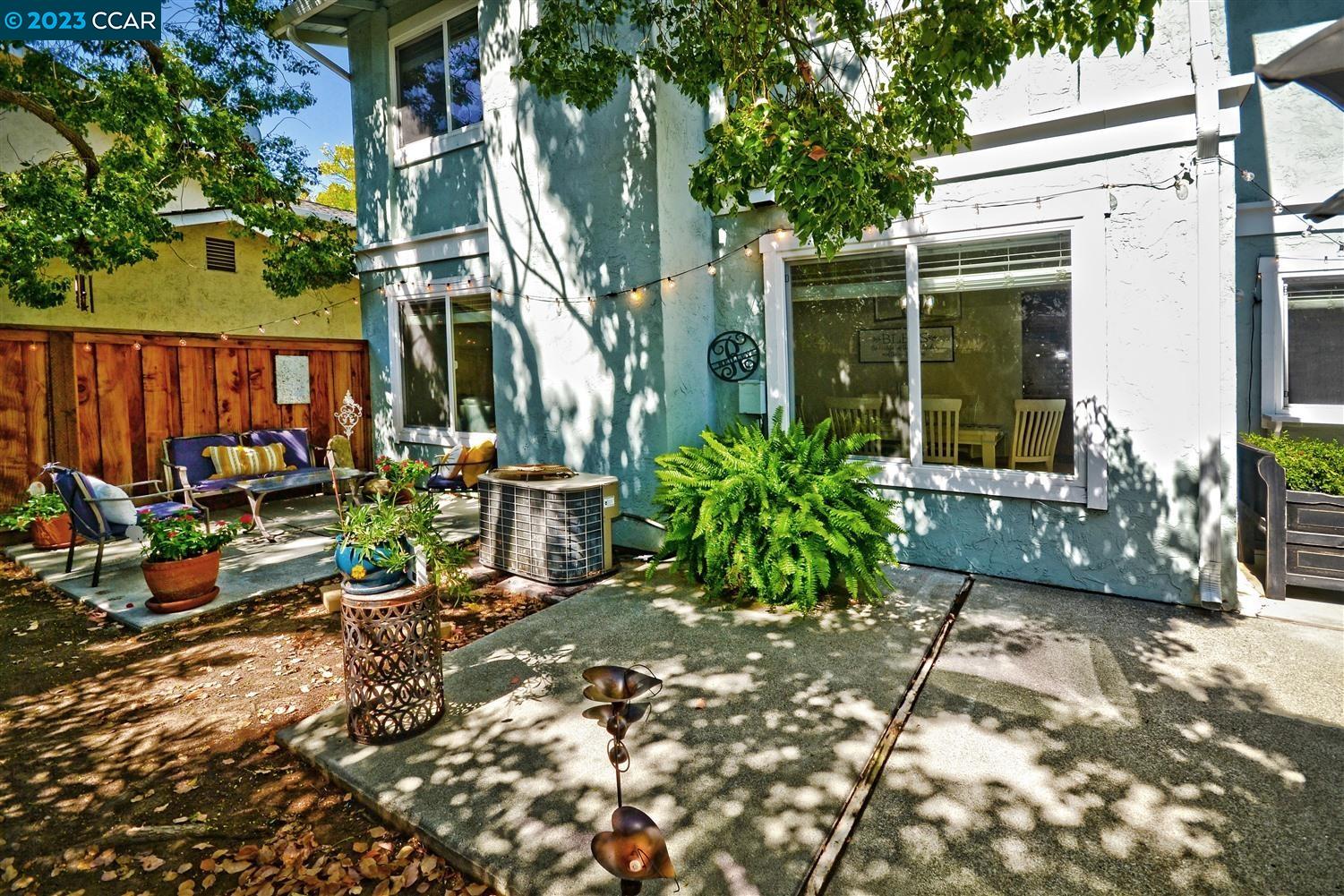 76 Fountainhead Ct